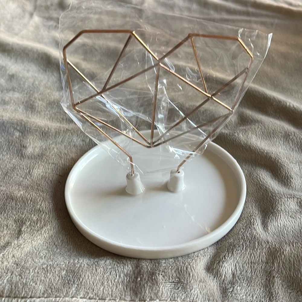Coxet wire heart ceramic jewelry holder